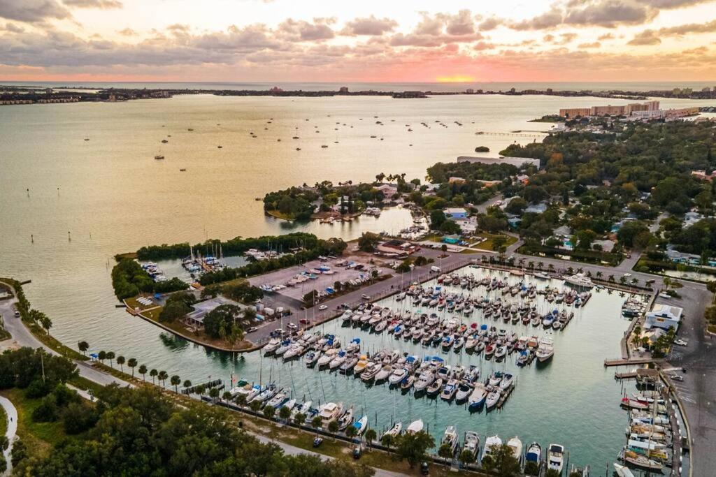 Quaint Gulfport Beach Bungalow 圣彼得堡 外观 照片