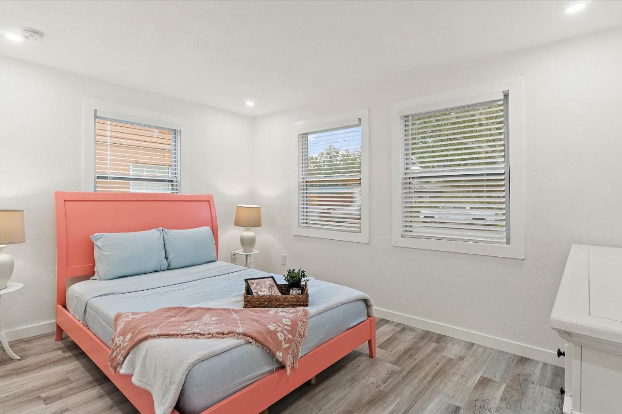 Quaint Gulfport Beach Bungalow 圣彼得堡 外观 照片