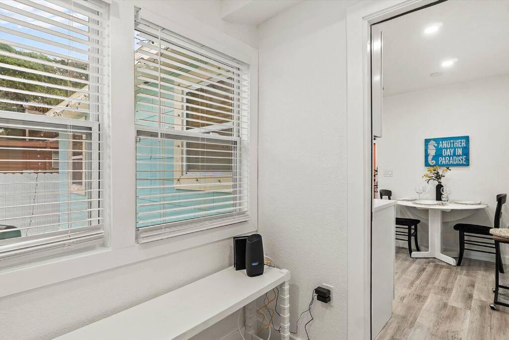 Quaint Gulfport Beach Bungalow 圣彼得堡 外观 照片