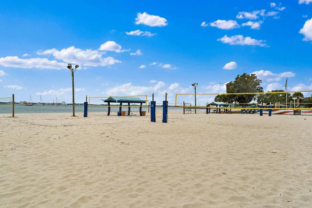 Quaint Gulfport Beach Bungalow 圣彼得堡 外观 照片