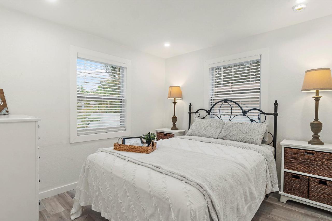 Quaint Gulfport Beach Bungalow 圣彼得堡 外观 照片