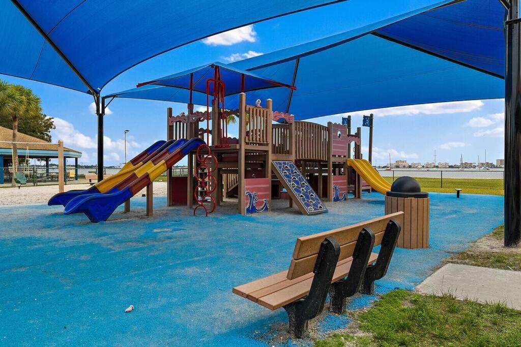 Quaint Gulfport Beach Bungalow 圣彼得堡 外观 照片