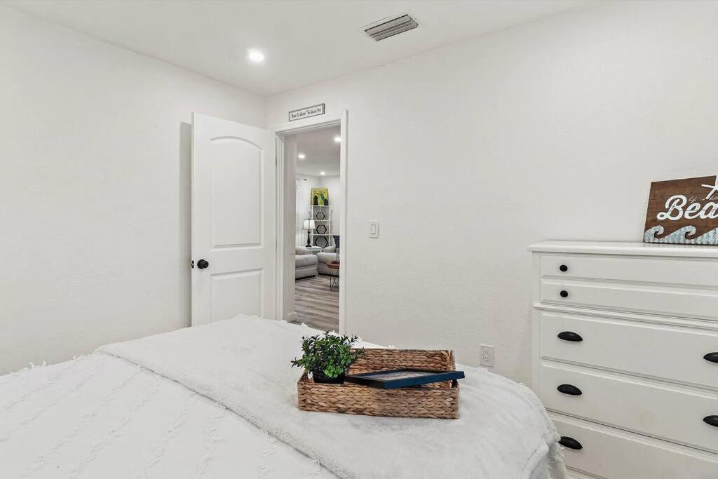 Quaint Gulfport Beach Bungalow 圣彼得堡 外观 照片